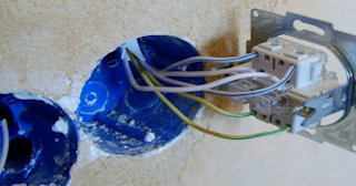 Монтаж проходного выключателя от 580 руб. в Нальчике